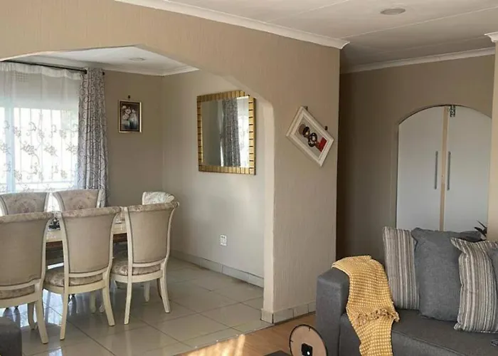 Home In Suideoord, Jhb South